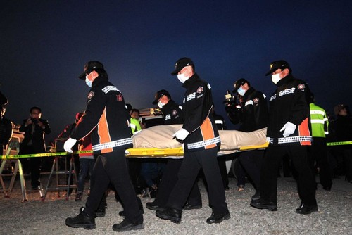 No hope for more lives saved in the South Korean ferry sinking - ảnh 1